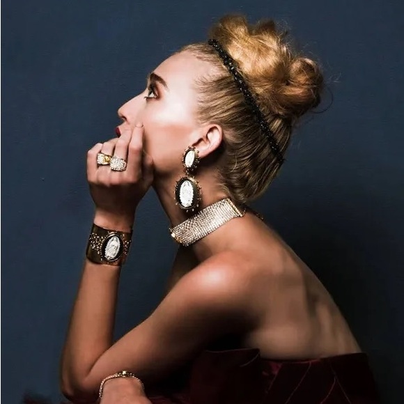 VSA-Virgin Cameo Statement Clip Earrings - Picture 2 of 5